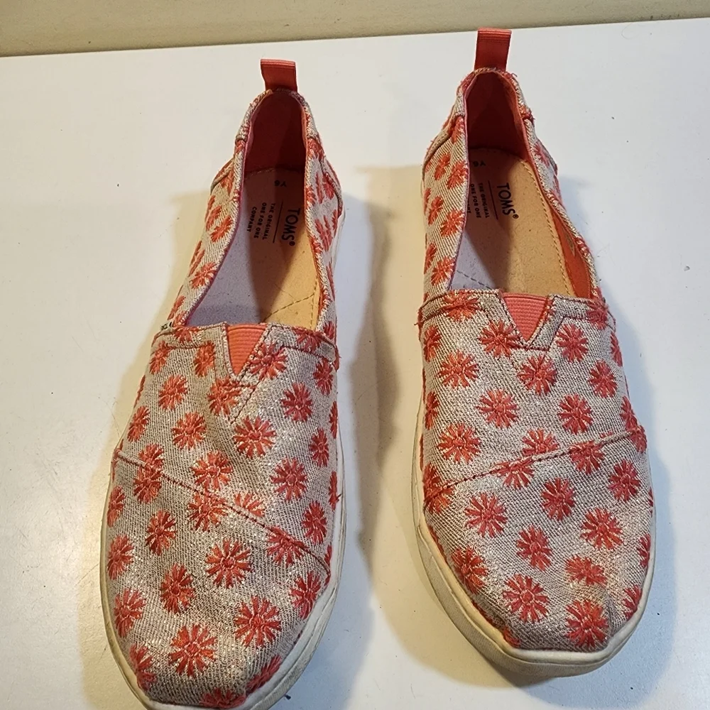 TOMS Floral Embroidered Slip-On Espadrilles Size Y6 Futs 8.5
